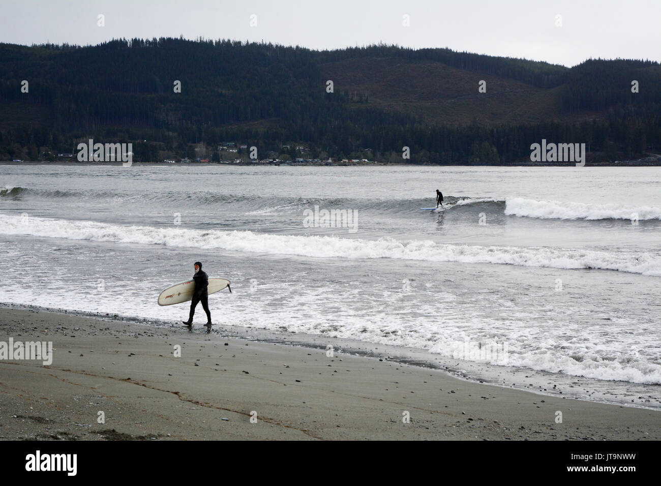 Ein paar Surfer auf Pacheedaht Strand, auf einem nativen finden mit dem gleichen Namen, in der Nähe von Port Renfrew, Vancouver Island, British Columbia, Kanada. Stockfoto