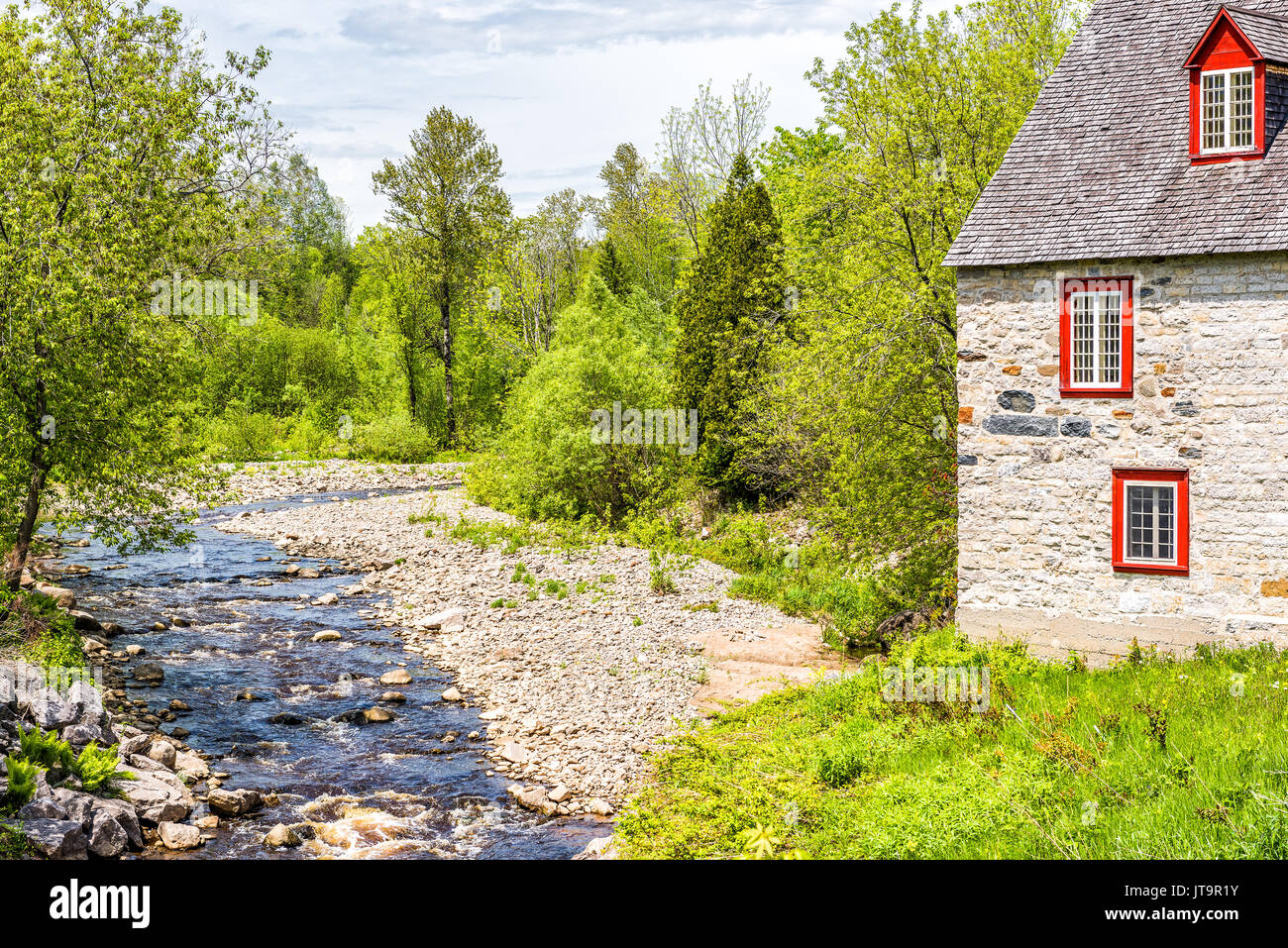 Stone Cottage buntes Haus am Fluss auf Chemin du Roy in Québec, Kanada Stockfoto