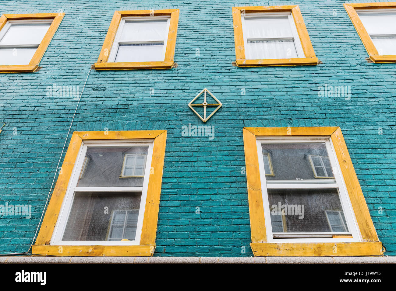 Blue brick wall und Gelb dekoriert Windows Architektur in bunten Europäische Stadt Stockfoto