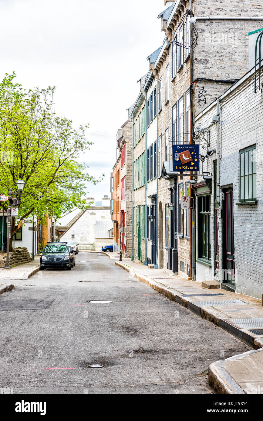 Quebec City, Kanada - 29. Mai 2017: Leere oberen Altstadt Straße namens Sainte-Angele von used Book Store auf dem Bürgersteig mit bunten Gebäude Stockfoto