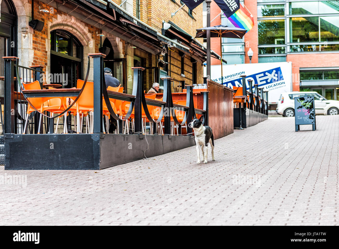 Quebec City, Kanada - 29. Mai 2017: Saint Jean Baptiste Bereich mit gay friendly Restaurant auf Augustin Straße mit Menü Zeichen, Gehweg und traurig Schwarz wh Stockfoto