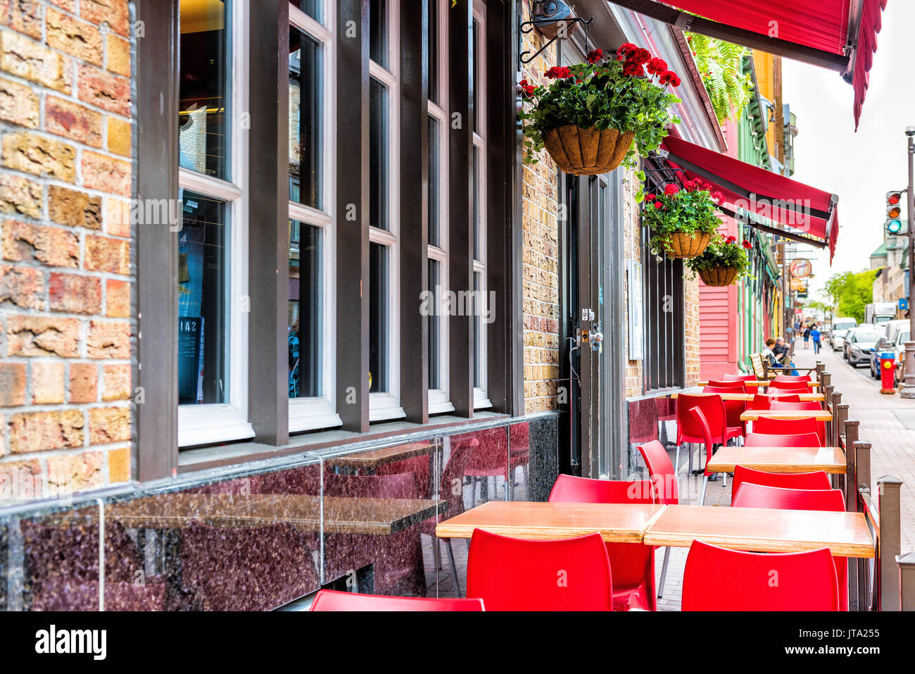 Quebec City, Kanada - 29. Mai 2017: Holz- Tische draußen Restaurant von bürgersteig mit Kopfsteinpflaster Europäische Straße Stockfoto