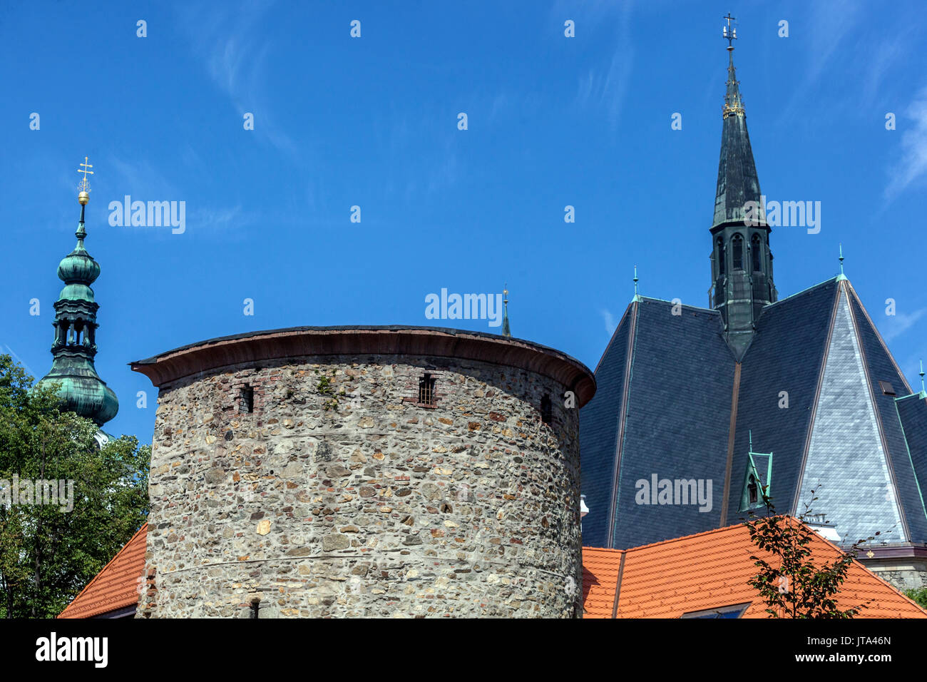 Klatovy, Tschechien, Kirche der Geburt der Gottesmutter und Stadtmauer Stockfoto