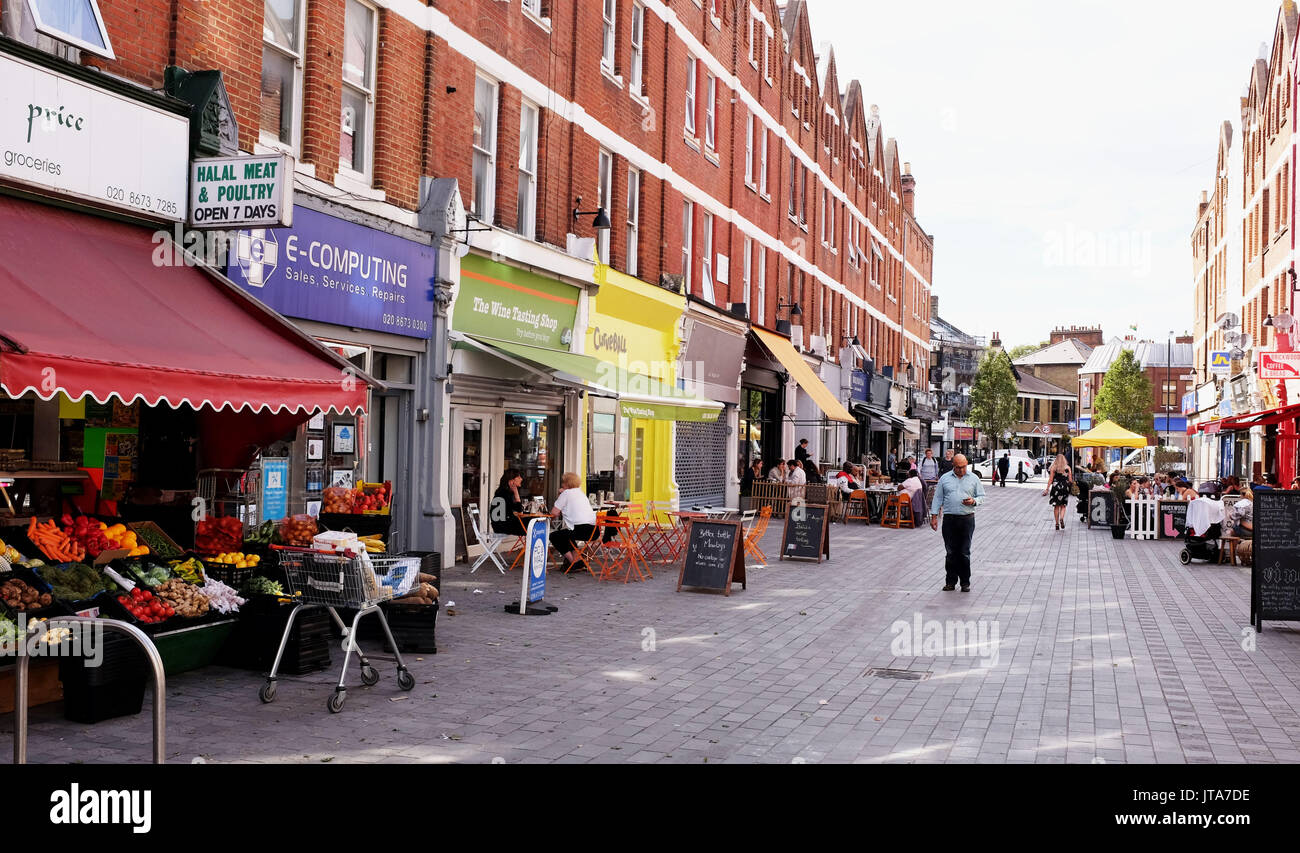London UK - Straßencafés und Geschäfte nur aus Balham High Road South London Stockfoto