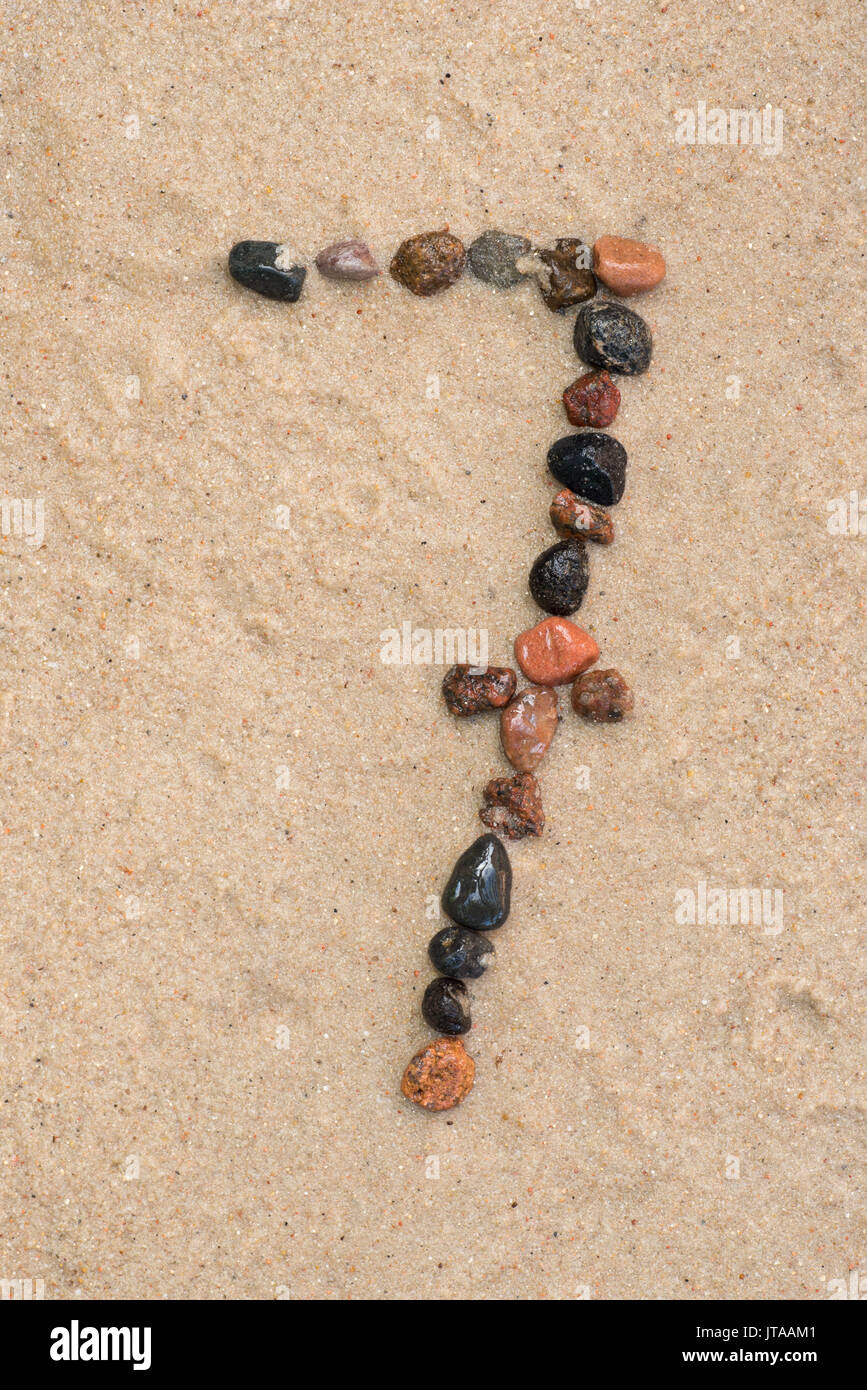 Pebble 7 Anzahl auf Sand Hintergrund selektiven Fokus Stockfoto