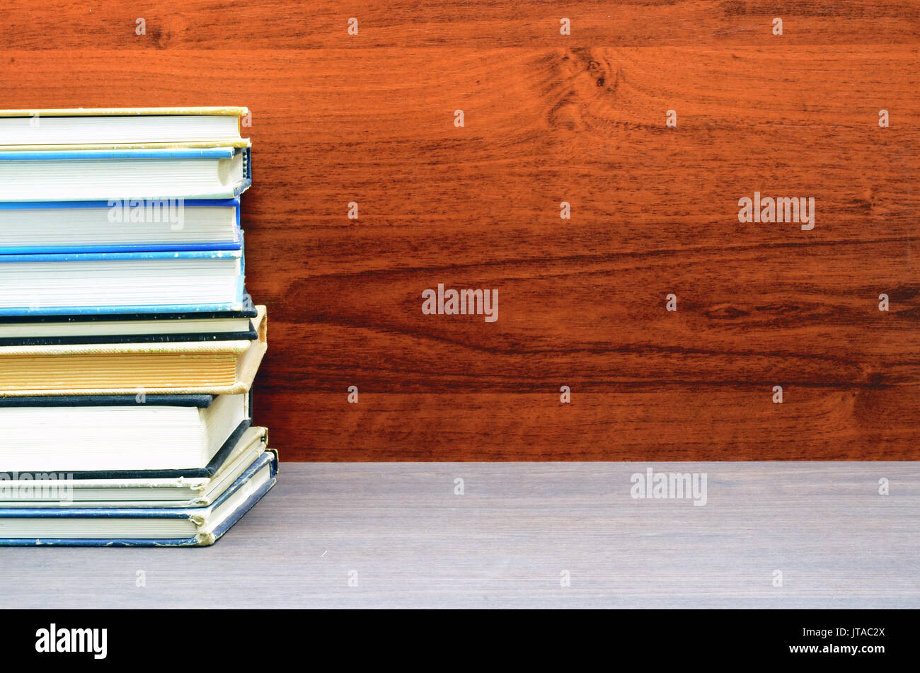 Bücher im Bücherregal Stockfoto