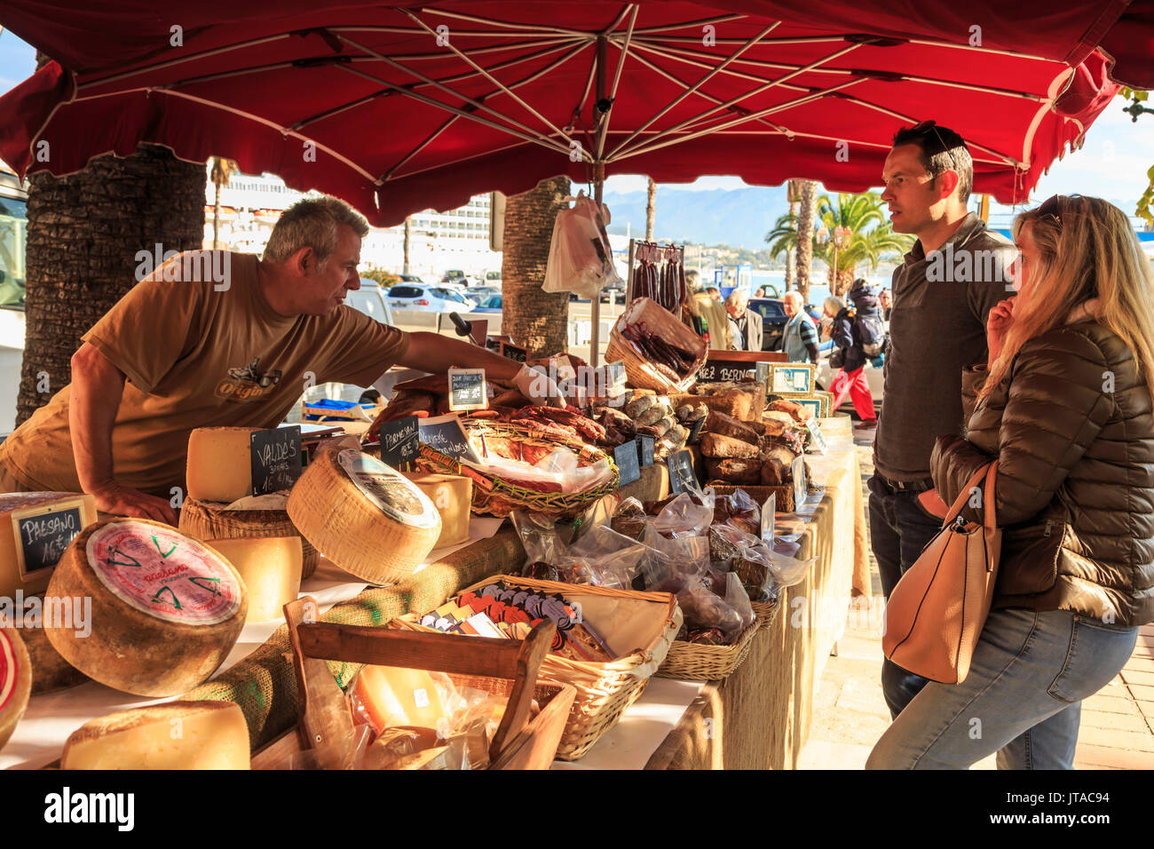 Kunden, die zu einem Absterben der lokalen Fleisch und Käse auf dem Markt serviert, der Hafen von Ajaccio, Korsika, Frankreich Stockfoto