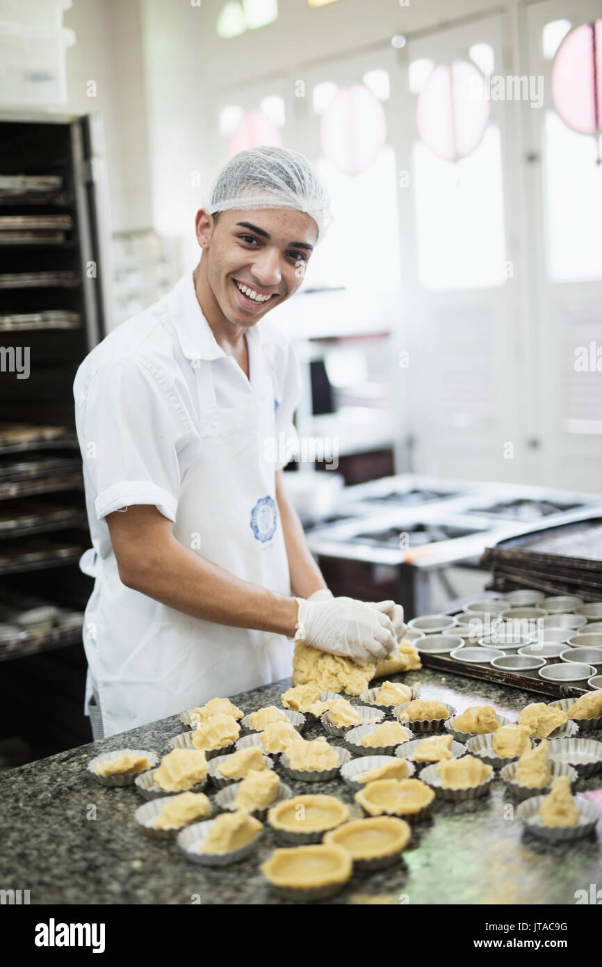 Ein Bäcker, Portugiesische Pudding in der Confeitaria Colombo im Zentrum von Rio de Janeiro, Brasilien Stockfoto