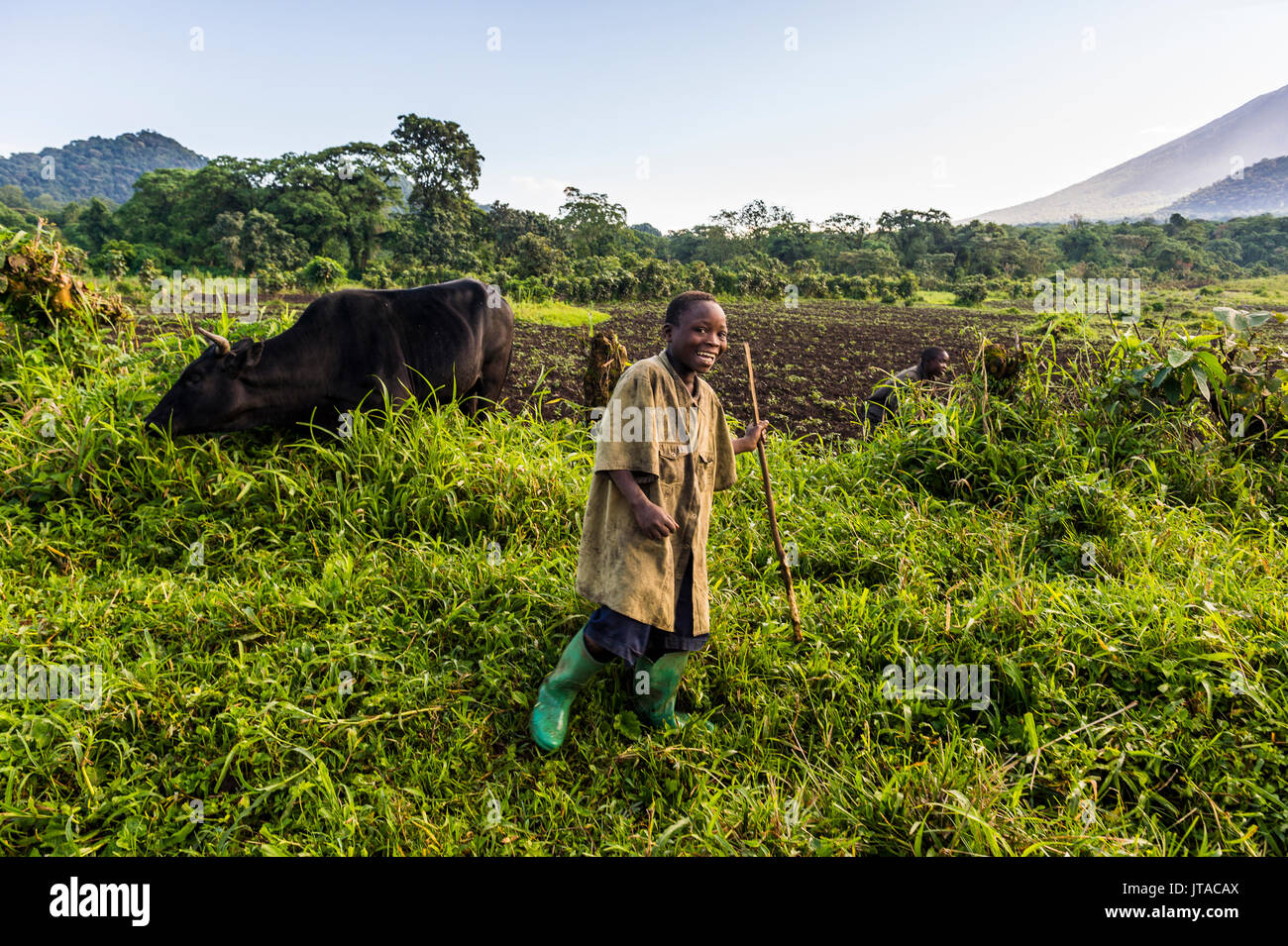 Glückliche junge Landwirtschaft Junge, Virunga National Park in der Demokratischen Republik Kongo, Afrika Stockfoto