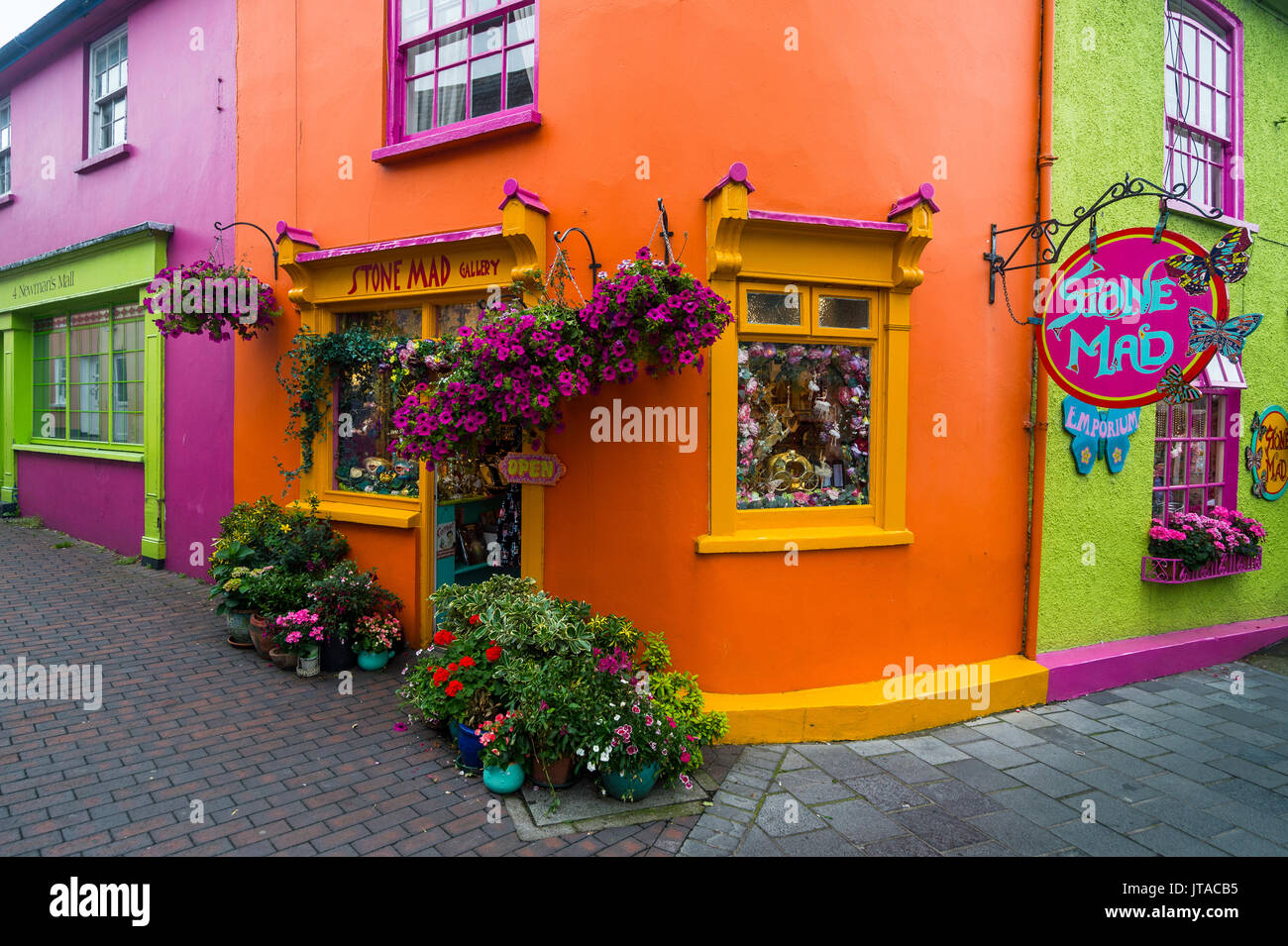 Bunte Geschäfte in Kinsale, County Cork, Munster, Republik Irland, Europa Stockfoto