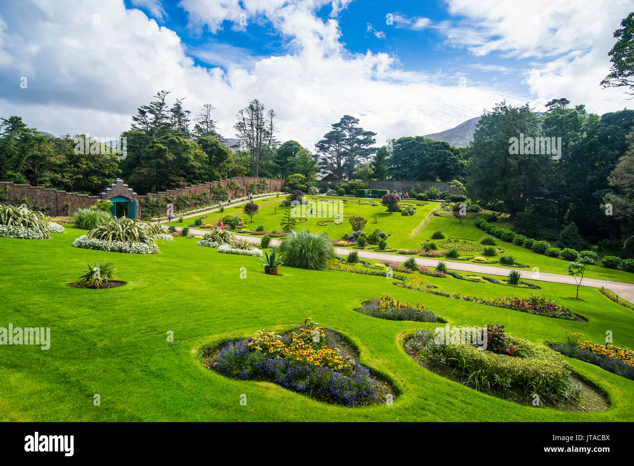 Von Mauern umgebenen Viktorianischen Garten in Kylemore Abbey, den Connemara National Park, County Galway, Connacht, Republik Irland, Europa Stockfoto