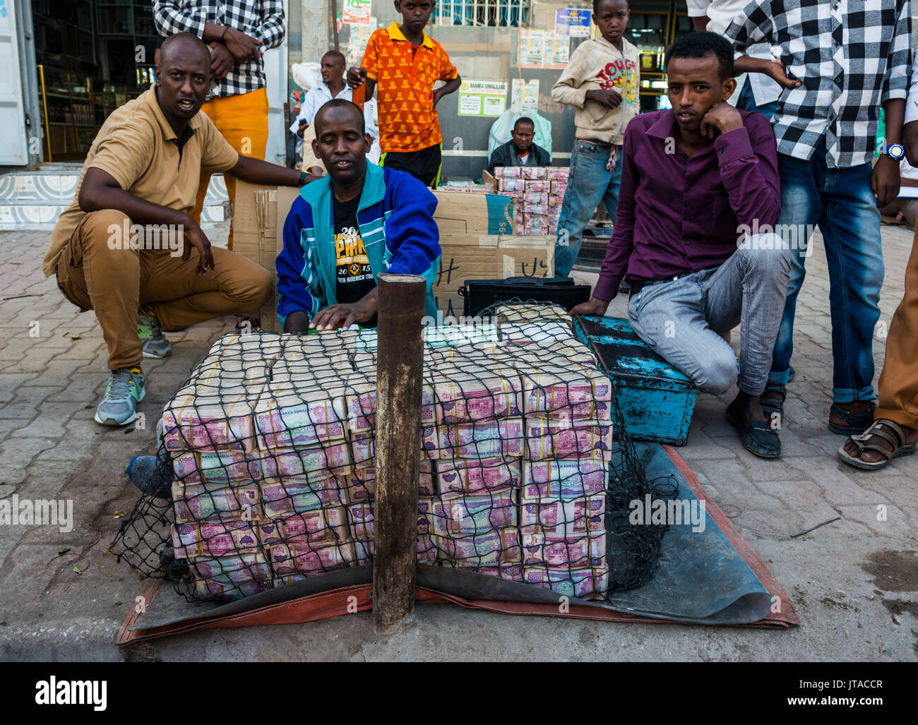 Geldwechsler auf dem Markt von Hargeisa, Somaliland, Somalia, Afrika Stockfoto