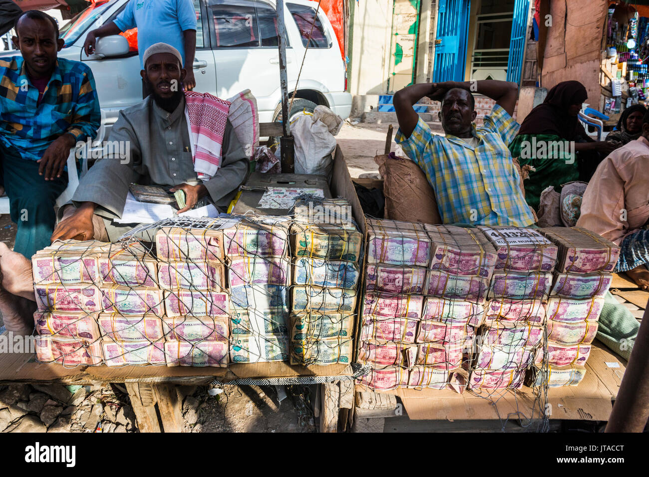 Geldwechsler auf dem Markt von Hargeisa, Somaliland, Somalia, Afrika Stockfoto