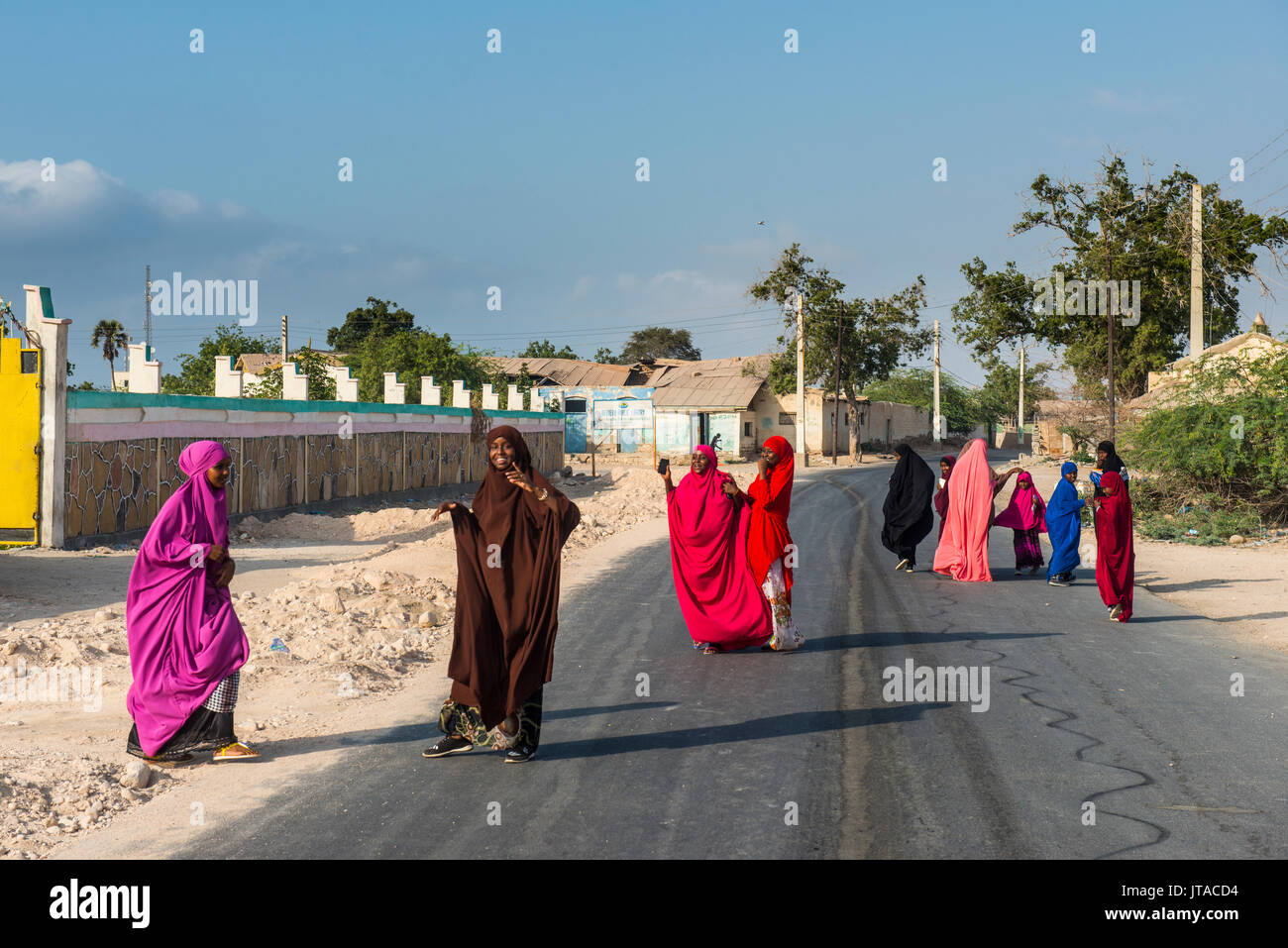 Farbenfroh gekleideten muslimischen Frauen in der Küstenstadt Berbera, Somaliland, Somalia, Afrika Stockfoto