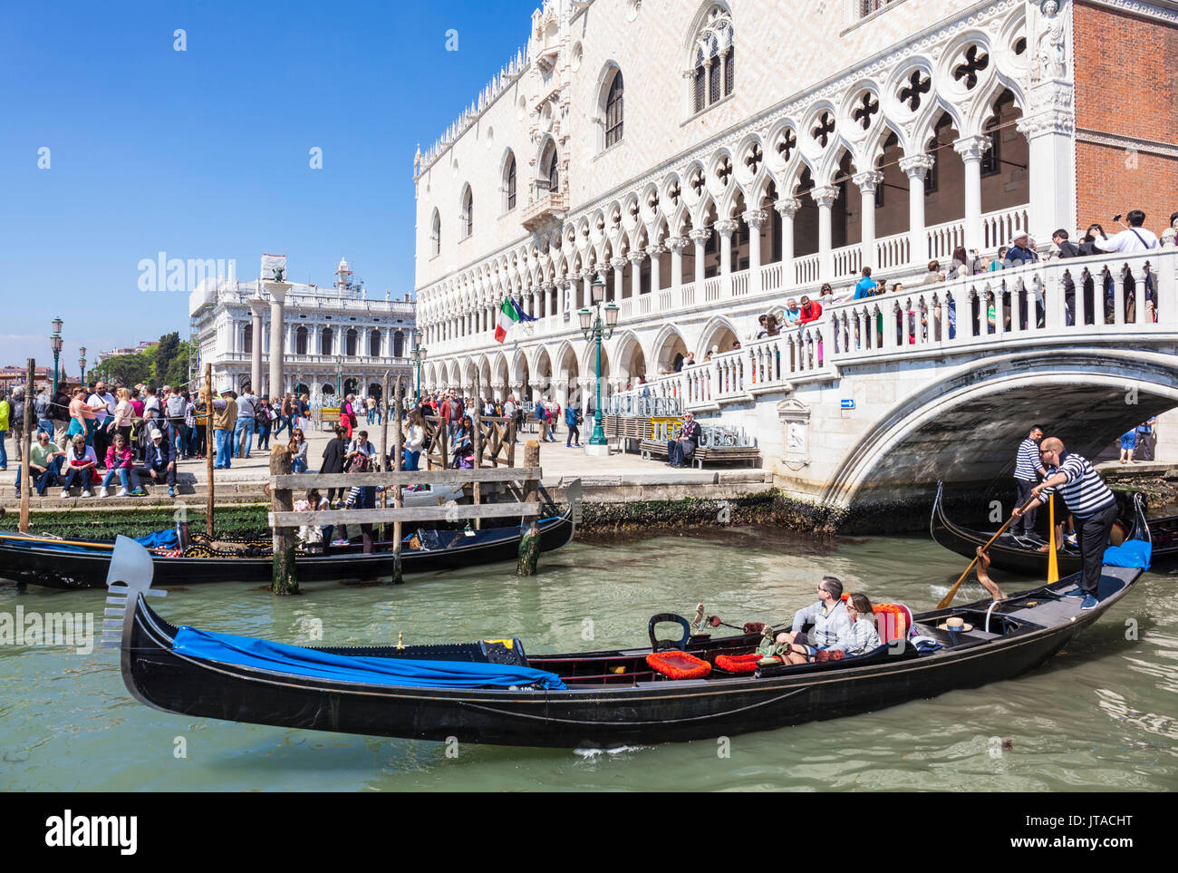 Gondel, mit Touristen, unter der Ponte de Paglia, neben dem Dogenpalast (Palazzo Ducale), Venedig, UNESCO, Venetien, Italien Stockfoto