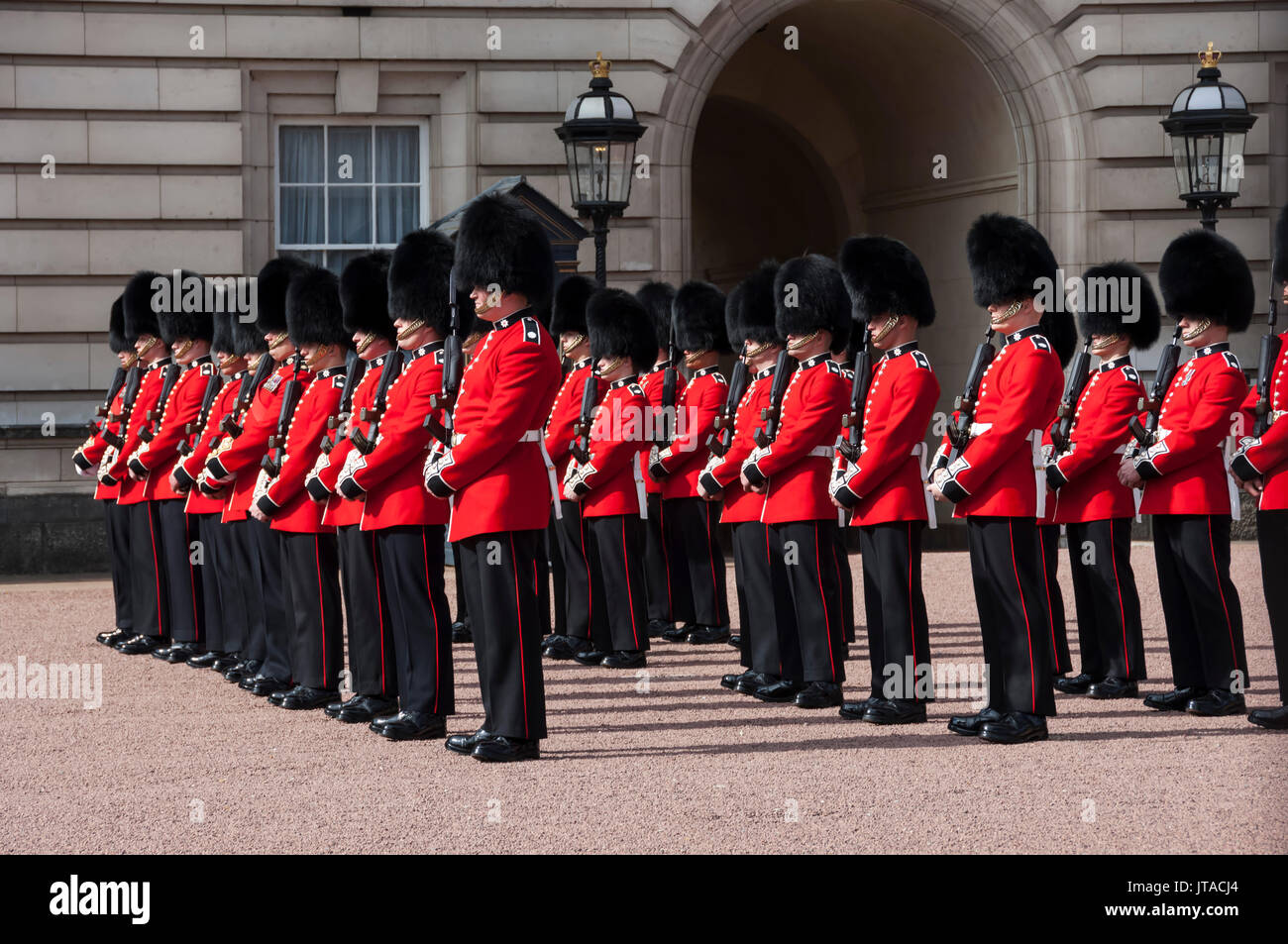 Coldstream Guards auf Parade während der Ablösung der Wache, Buckingham Palace, London, England, Vereinigtes Königreich, Europa Stockfoto
