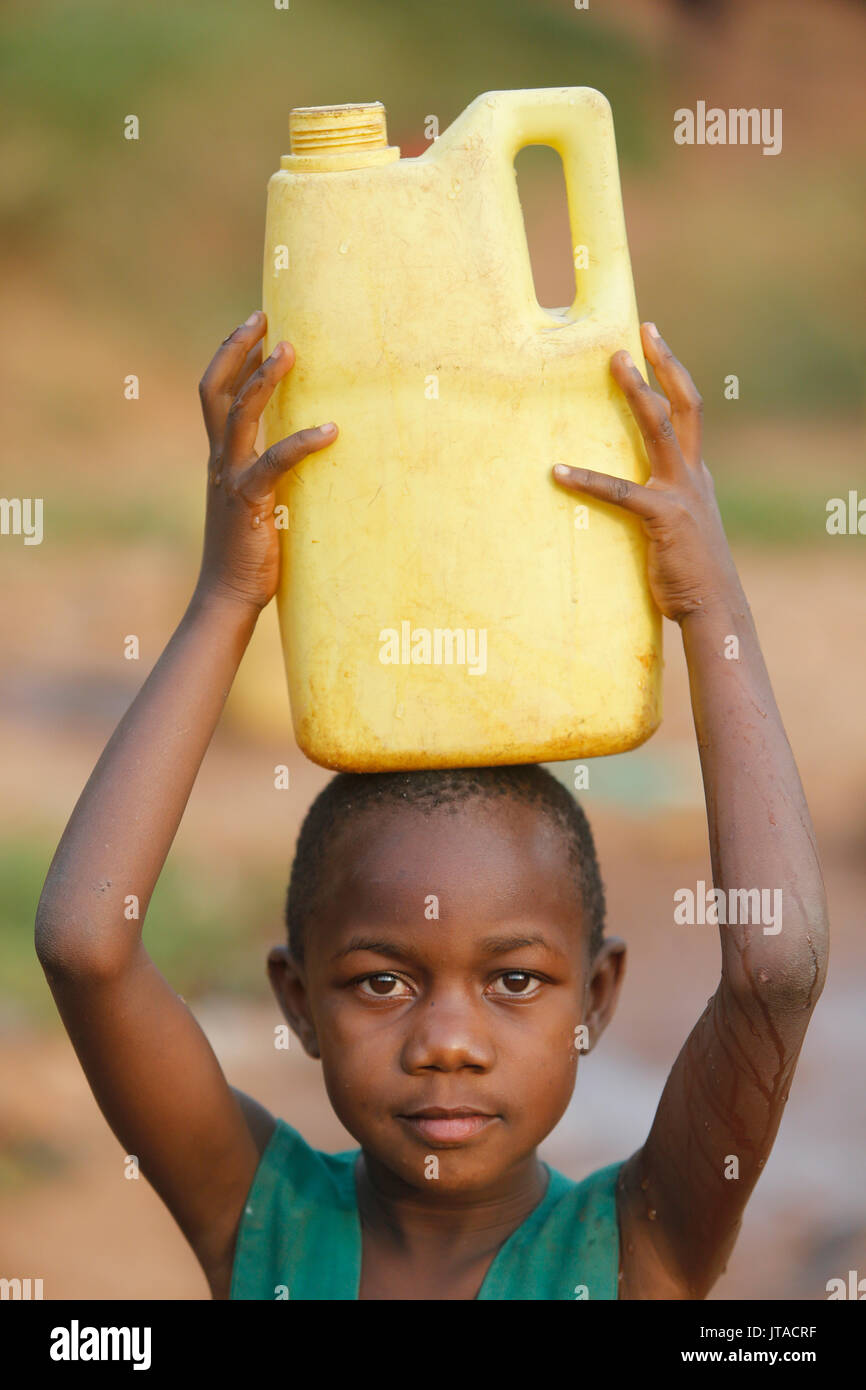 Wasser holen in Mulago, Kampala, Uganda, Afrika Stockfoto