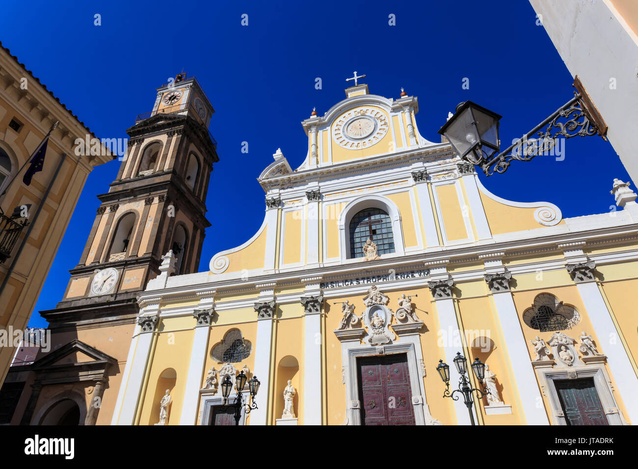 Kathedrale von St. Trofimena in der hellen Sonne, Minori, Amalfi Küste, Weltkulturerbe der UNESCO, Kampanien, Italien, Europa Stockfoto