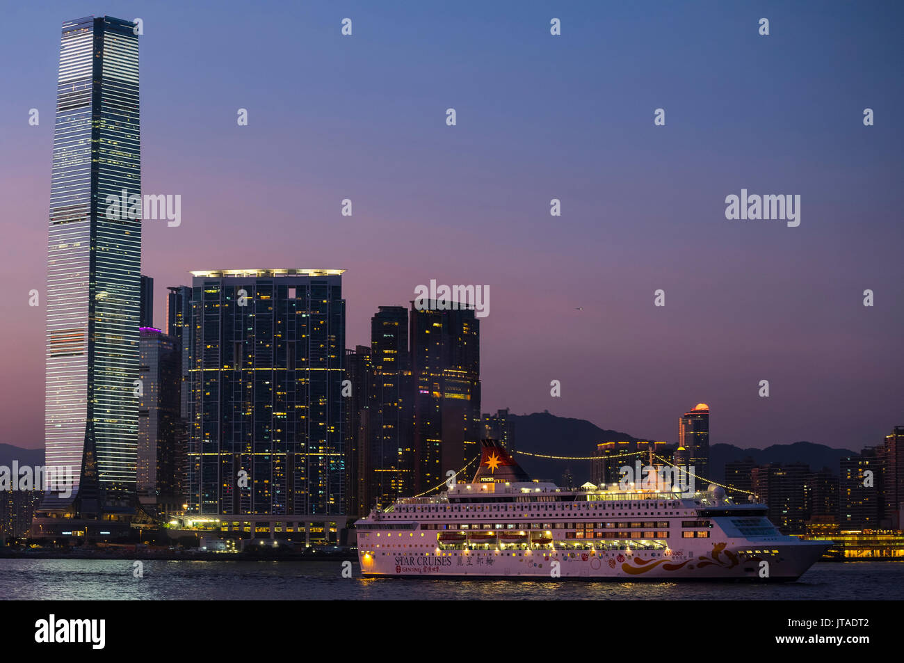 Kreuzfahrtschiffe in den Hafen von Victoria, und International Commerce Centre, ICC, Victoria Harbour, Hongkong, China. Stockfoto