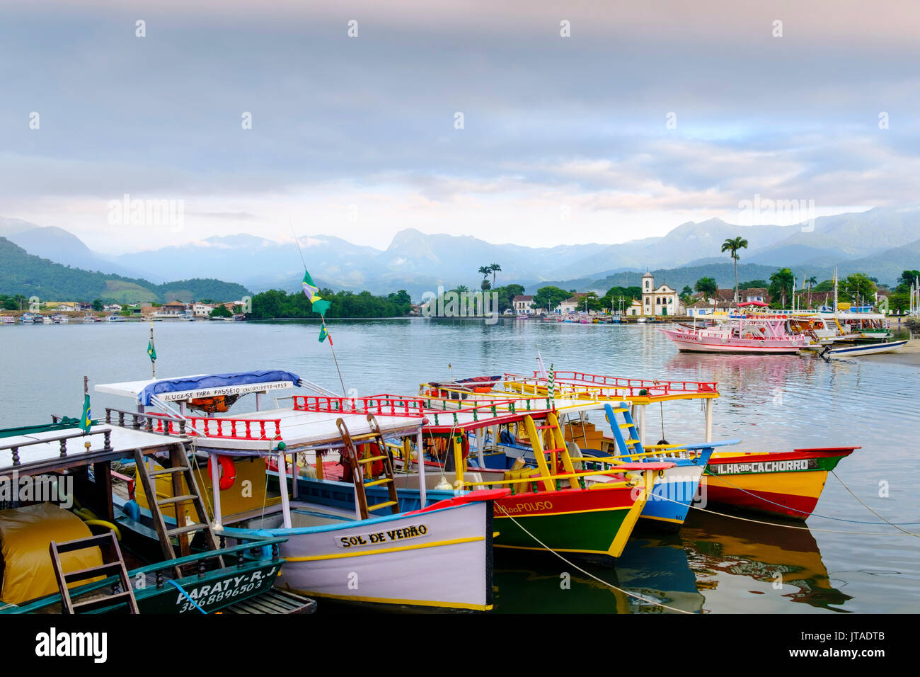 Fischerboote in Paraty Dorf mit den Bergen der Serra da bocaina hinter, Rio de Janeiro, Brasilien Stockfoto