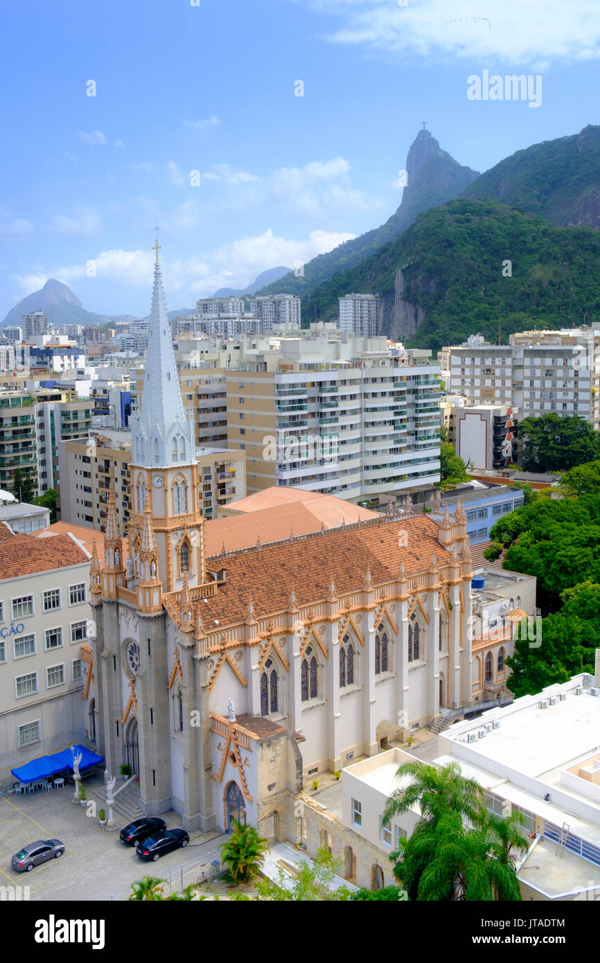 Kirche der Unbefleckten Empfängnis und der Christus auf dem Corcovado Berg aus der Nachbarschaft Botafogo, Rio de Janeiro, Brasilien Stockfoto