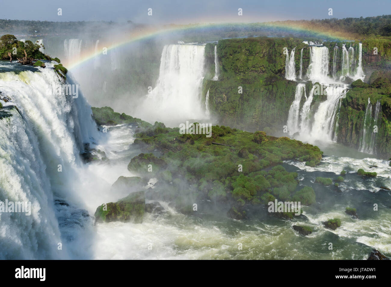 Regenbogen über die Iguazu Wasserfälle, gesehen von der brasilianischen Seite, UNESCO, Foz do Iguacu, Parana, Brasilien Stockfoto