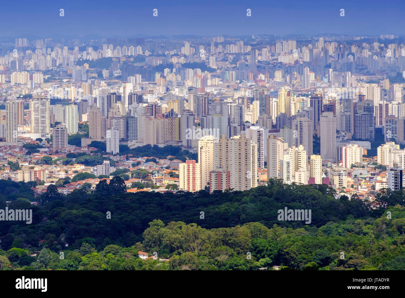 Anzeigen von Sao Paulo City von der Serra da Cantareira State Park, Sao Paulo, Brasilien Stockfoto
