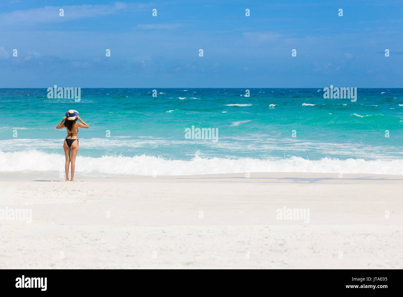 Eine junge brasilianische Frau in einem Bikini auf Arraial do Cabo Beach, Rio de Janeiro, Brasilien, Südamerika Stockfoto