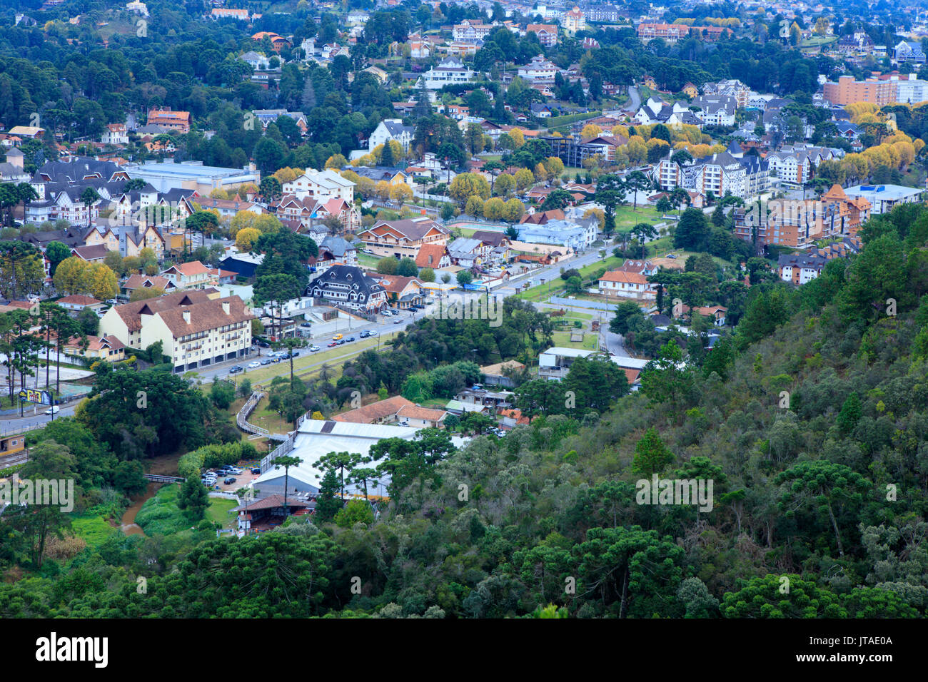 Blick auf die Stadt Campos do Jordao, einem beliebten Wochenende Resort in den Bergen in der Nähe von Sao Paulo, Brasilien Stockfoto