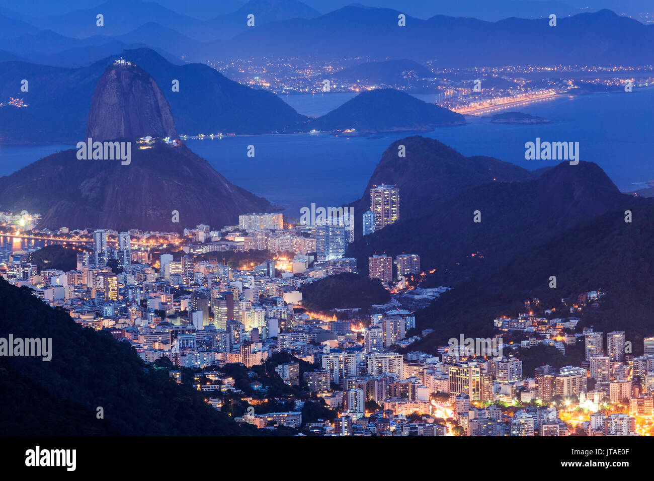 Blick auf den Zuckerhut und die Bucht von Guanabara bei Nacht von Tijuca Nationalpark, Rio de Janeiro, Brasilien Stockfoto