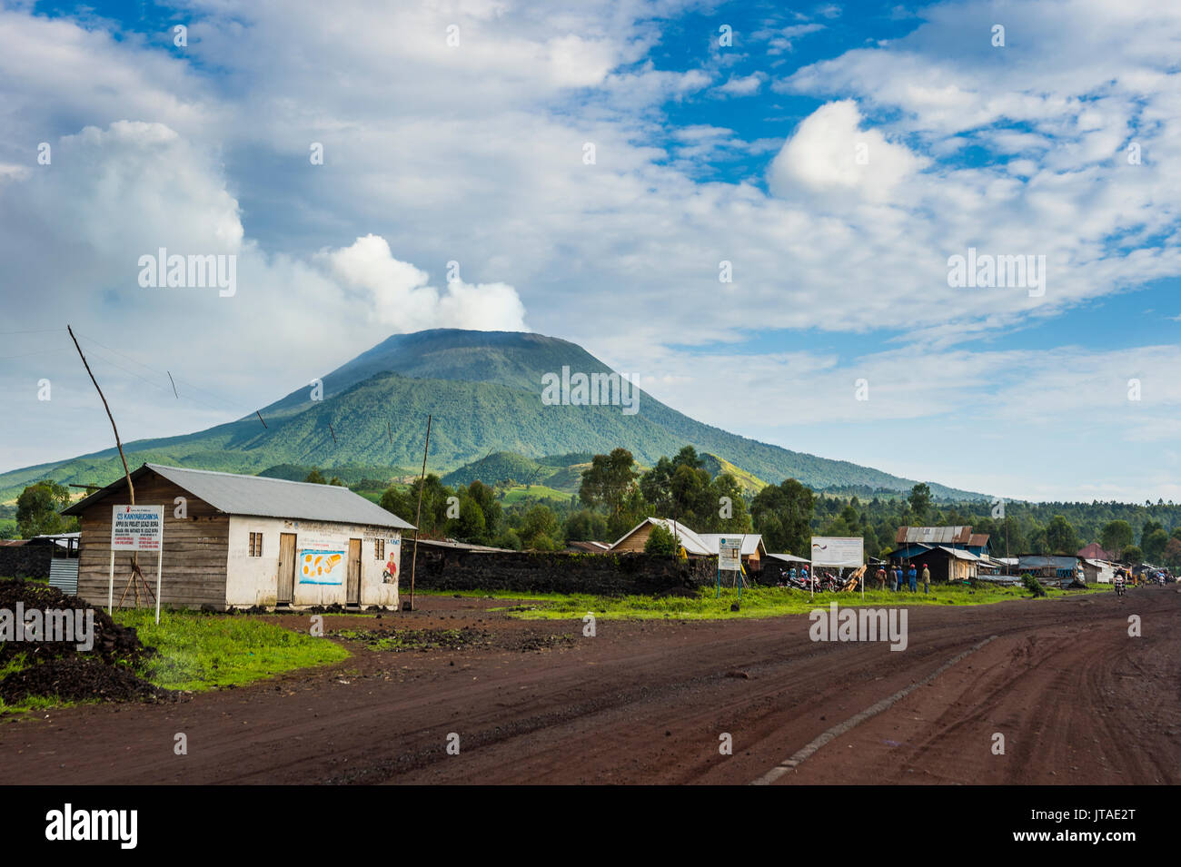 Mount Nyiragongo drohenden hinter der Stadt Goma, Demokratische Republik Kongo, Afrika Stockfoto