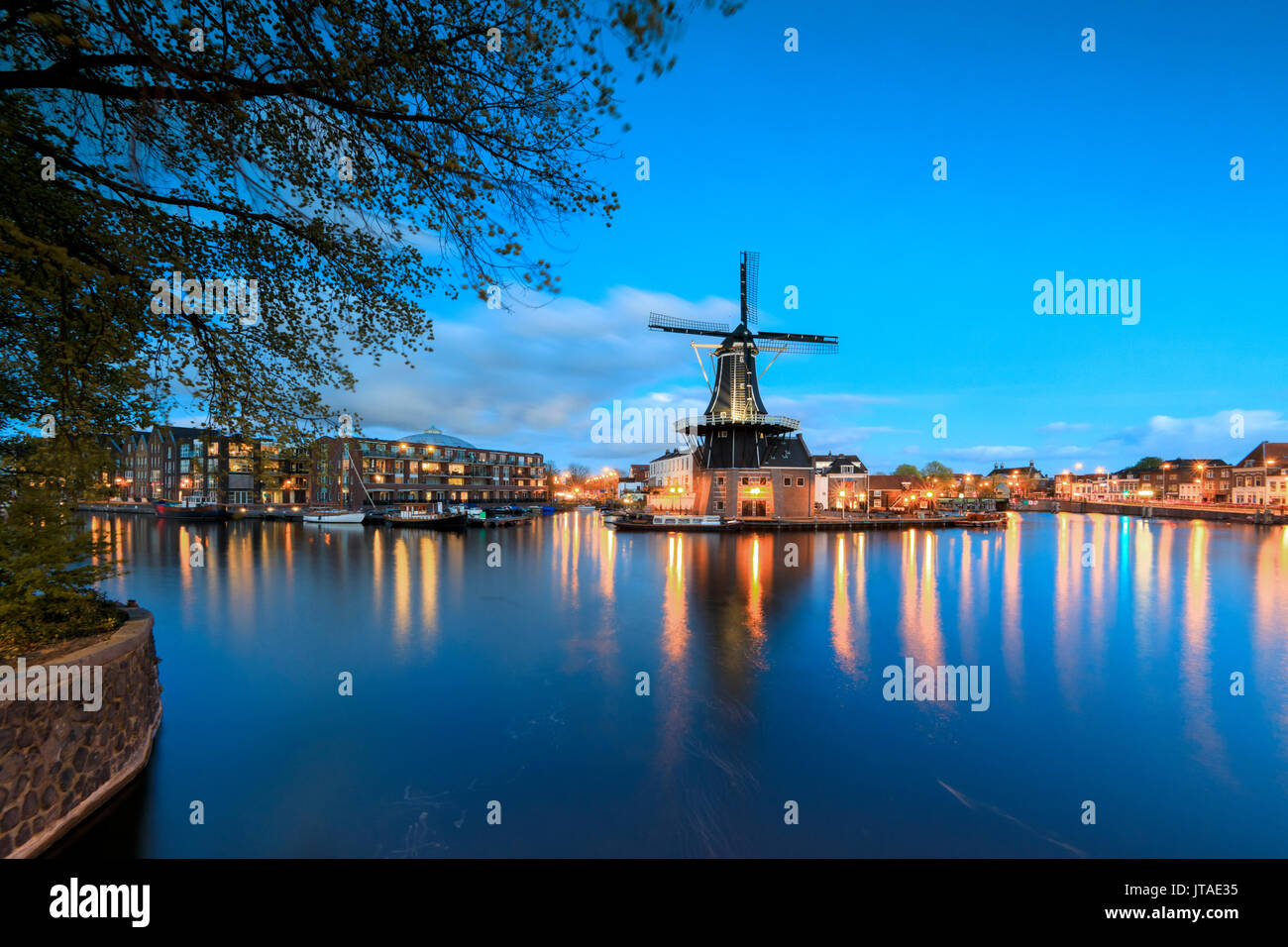 Dämmerung leuchten auf der Mühle De Adriaan, spiegelt sich in den Fluss Spaarne, Haarlem, Nord Holland, Niederlande, Europa Stockfoto