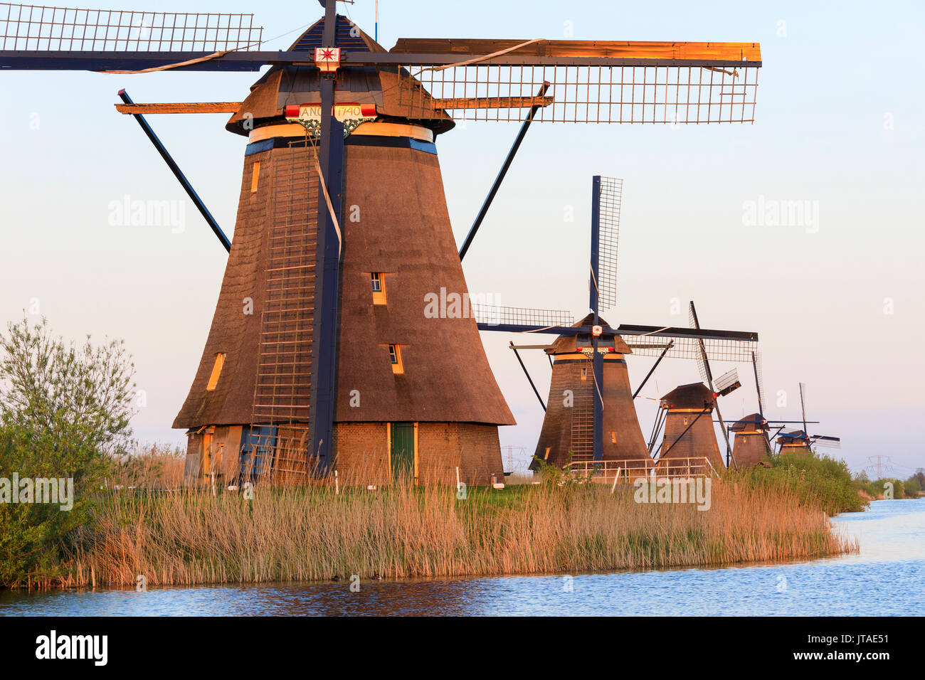 Traditionelle holländische Windmühlen von Kinderdijk, UNESCO-Weltkulturerbe, Molenwaard, Südholland, Niederlande, Europa Stockfoto