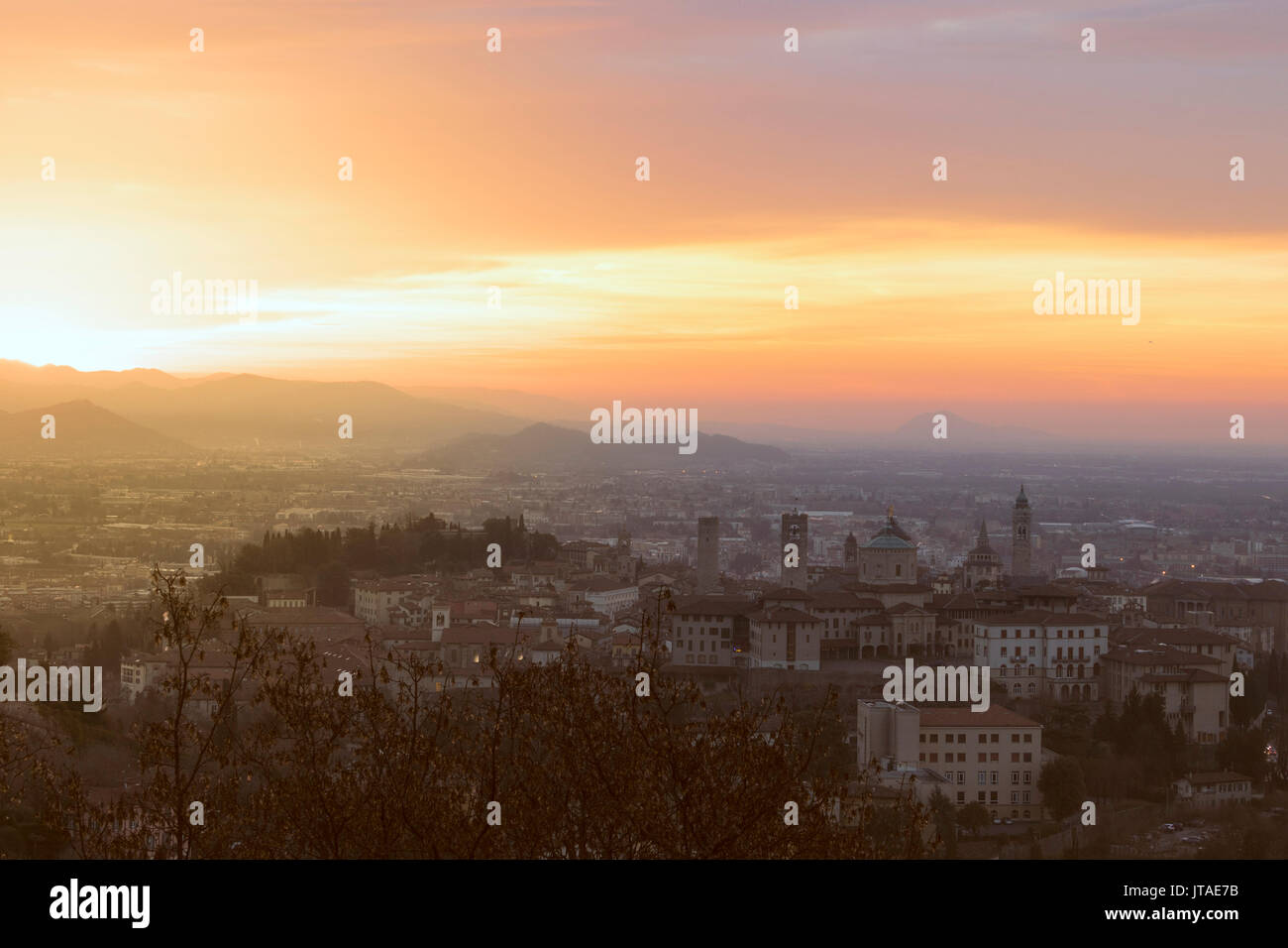 Über Citta Alta (obere Stadt), Bergamo, Lombardei, Italien, Europa Dawn Stockfoto