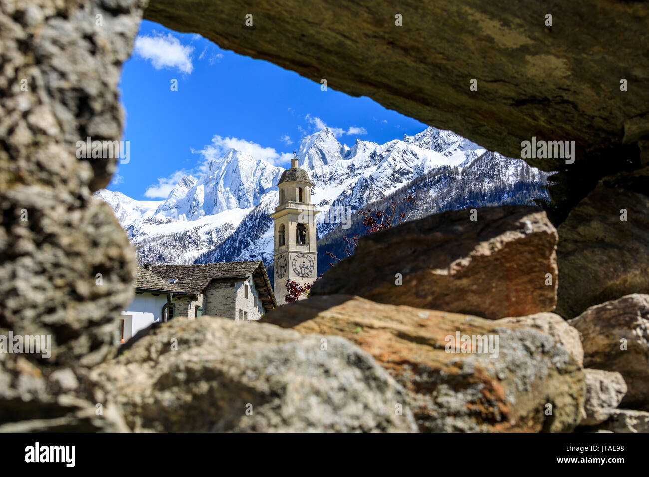 Glockenturm und schneebedeckten Gipfeln von Stone Arch, Soglio, Maloja, Bergell, Engadin, Kanton Graubünden, Schweiz Stockfoto