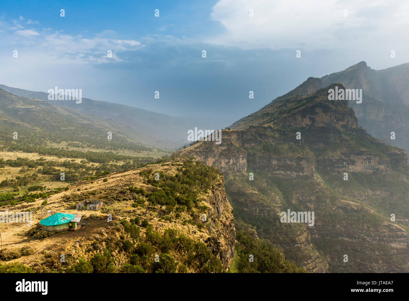 Gemeinschaft Haus am Rande einer Klippe, Simien Mountains National Park, UNESCO-Weltkulturerbe, Debarq, Äthiopien, Afrika Stockfoto
