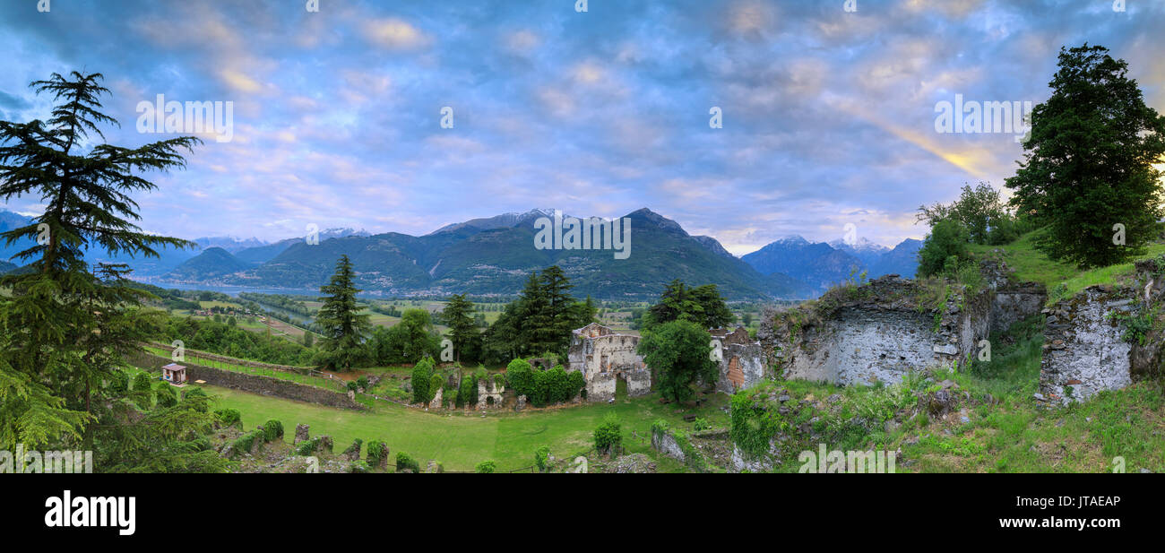 Panorama der antiken Ruinen der Festung Fuentes umrahmt von grünen Hügeln in der Morgendämmerung, Colico, Lecco Provinz, Valtellina, Lombardei, Italien Stockfoto