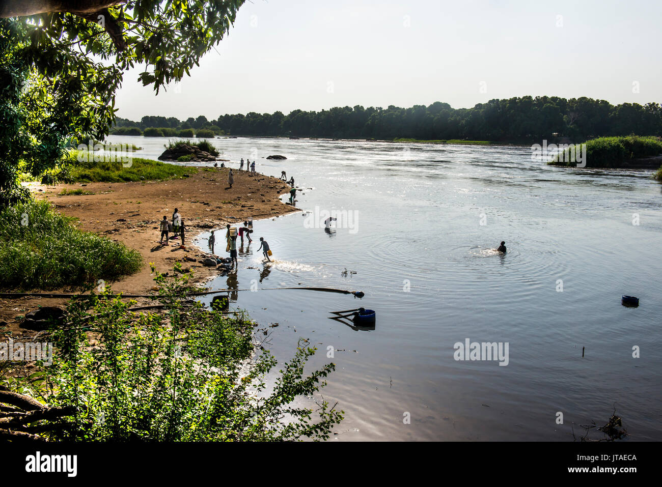 Die Einheimischen spielen in den Gewässern des Weißen Nil, Juba, Südsudan, Afrika Stockfoto