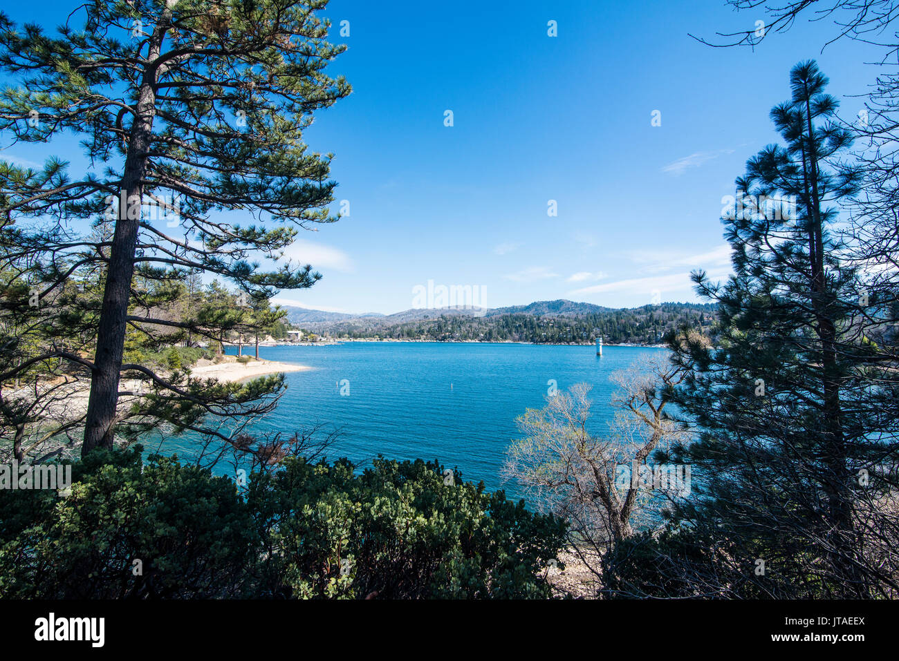 Blick über den Lake Arrowhead, San Bernardino Mountains, Kalifornien, Vereinigte Staaten von Amerika, Nordamerika Stockfoto