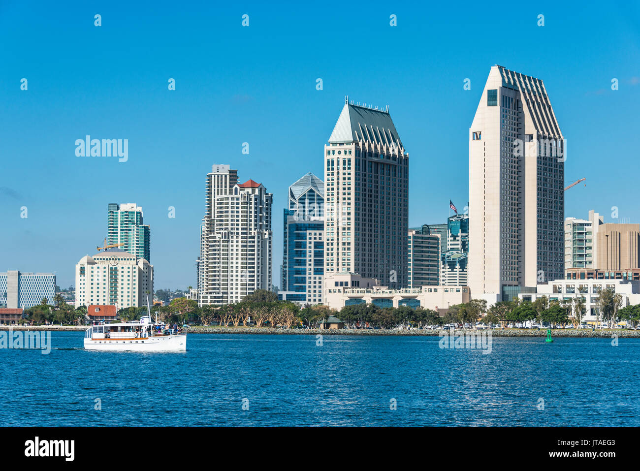 Kleine touristische Kreuzfahrtschiff mit der Skyline im Hintergrund, Hafen von San Diego, Kalifornien, USA, Nordamerika Stockfoto