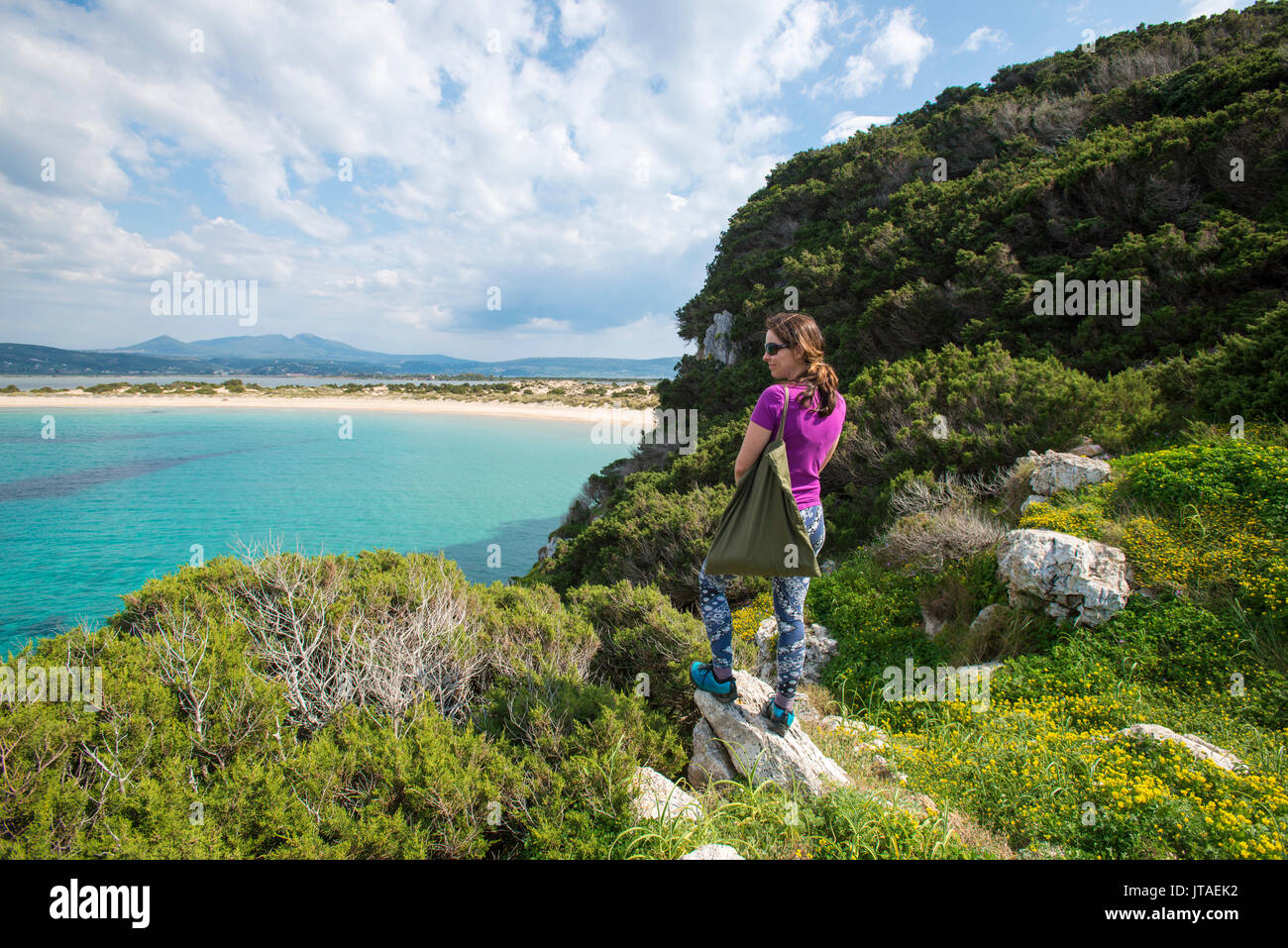 Eine Frau erforscht die Landspitze in der Nähe von Voidokilia Beach auf dem Peloponnes, Griechenland, Europa Stockfoto