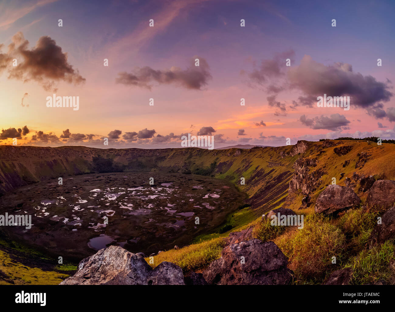 Krater des Rano Kau Vulkan bei Sonnenuntergang, Osterinsel, Chile Stockfoto