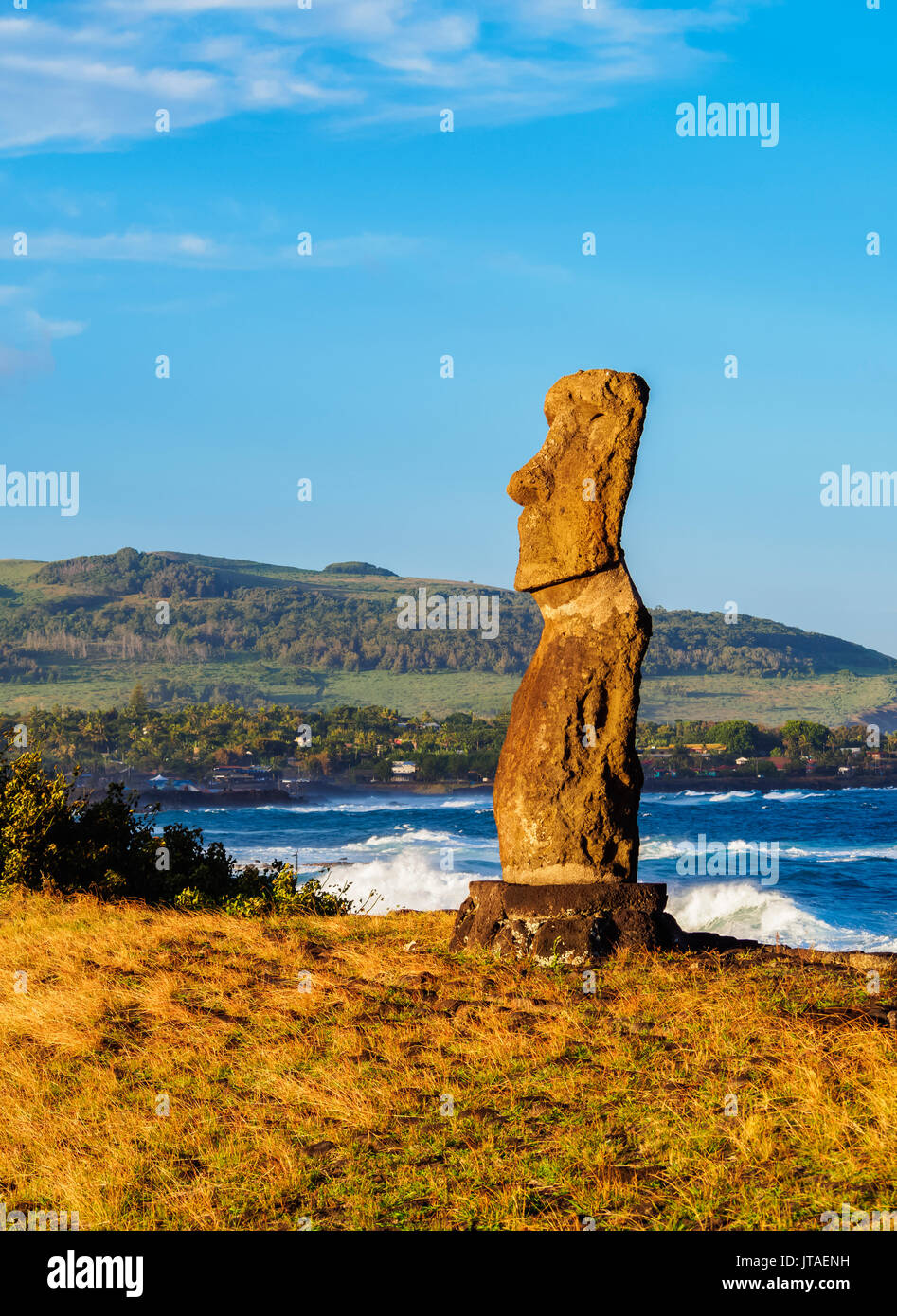 Moai in Ahu Hanga Kioe bei Sonnenaufgang, Rapa Nui Nationalpark, UNESCO Weltkulturerbe, Osterinsel, Chile Stockfoto