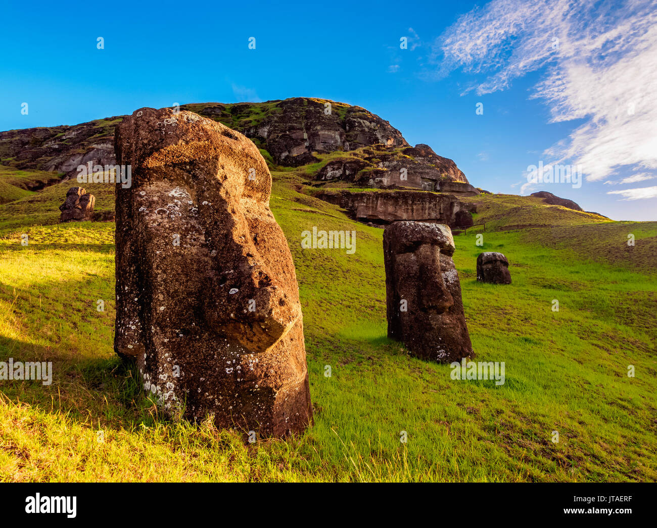 Moais am Steinbruch am Hang des Rano Raraku, Rapa Nui Nationalpark, UNESCO-Weltkulturerbe, Easter Island, Chile, Südamerika Stockfoto