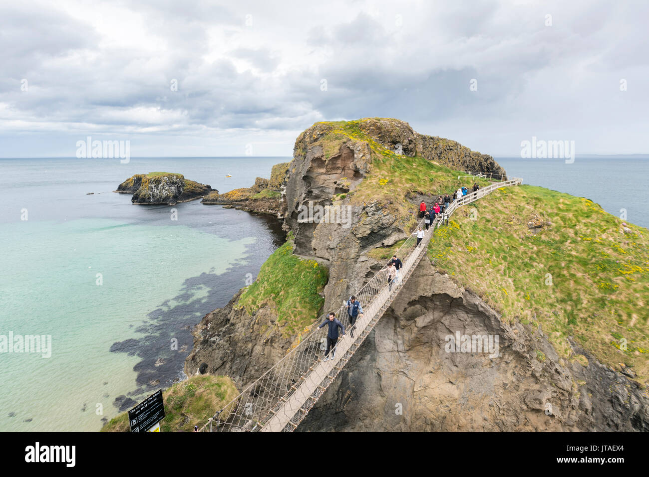 Ansicht des Carrick eine Rede Rope Bridge, Ballintoy, Ballycastle, County Antrim, Ulster, Nordirland, Großbritannien, Europa Stockfoto