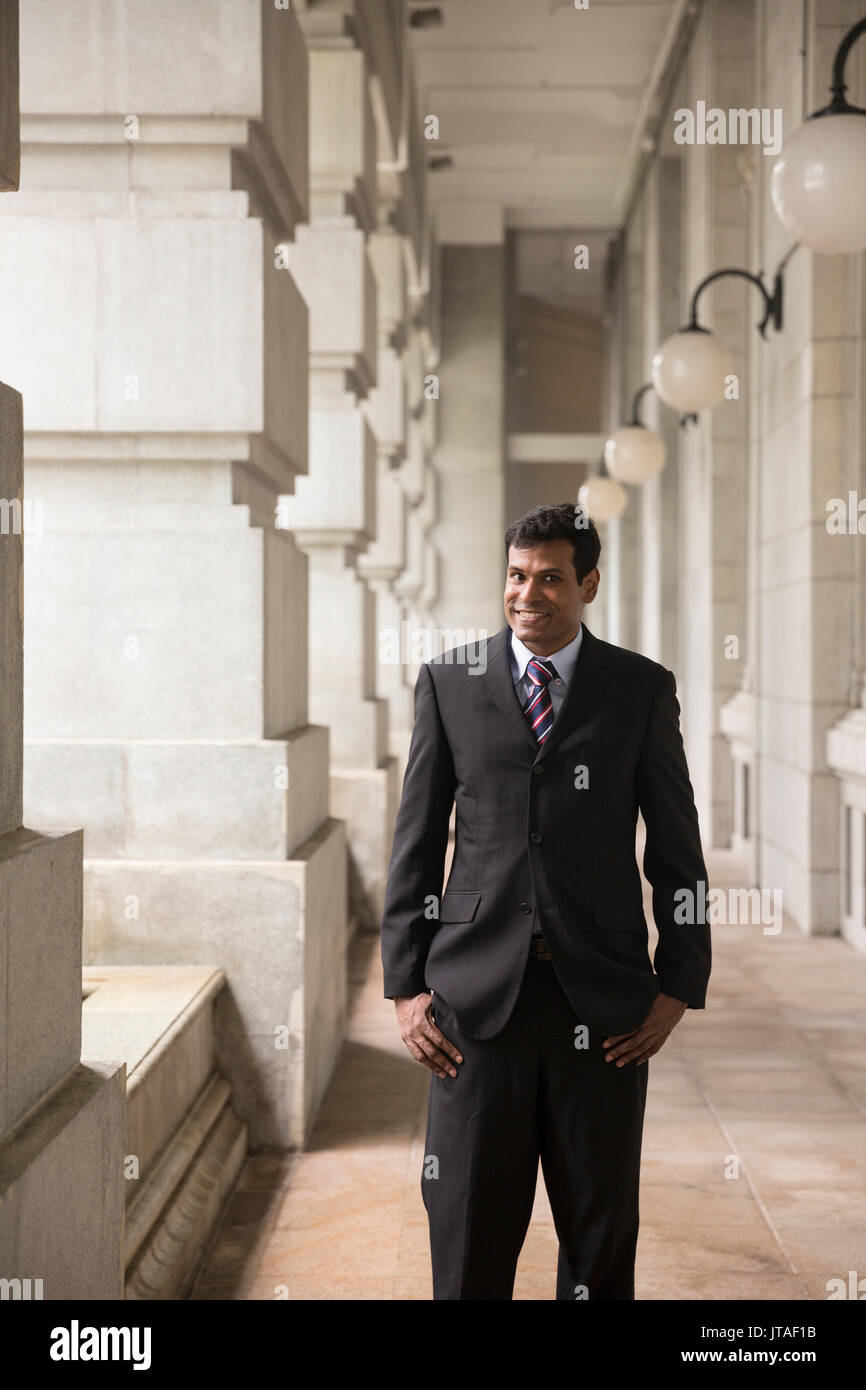 Indische Geschäftsmann in einer asiatischen Stadt. Porträt eines asiatischen Geschäftsmann lächelt und schaut in die Kamera. Stockfoto
