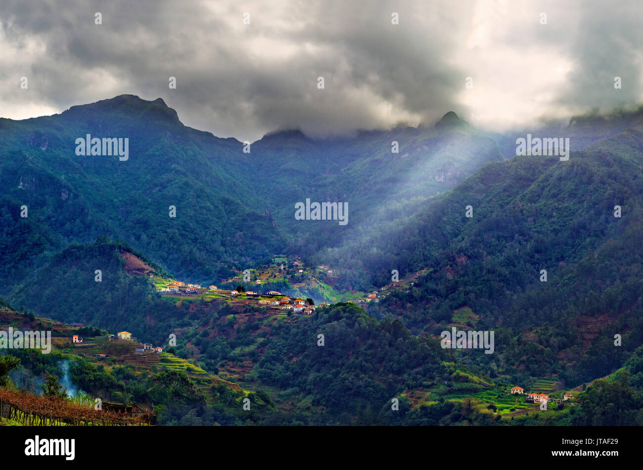 Erhöhten Blick auf einem abgelegenen Dorf und Baum bedeckte Hügel und Berge in der Nähe von Sao Vicente Madeira, Portugal, Atlantik, Europa Stockfoto