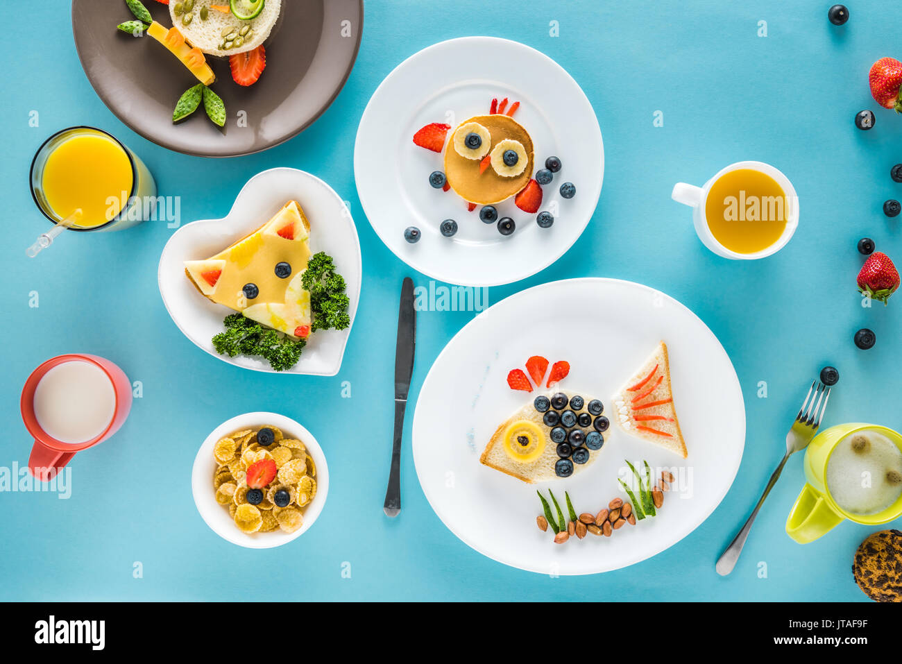 Blick von oben auf die foodstyling Frühstück mit verschiedenen Gerichten auf blauem Hintergrund Stockfoto