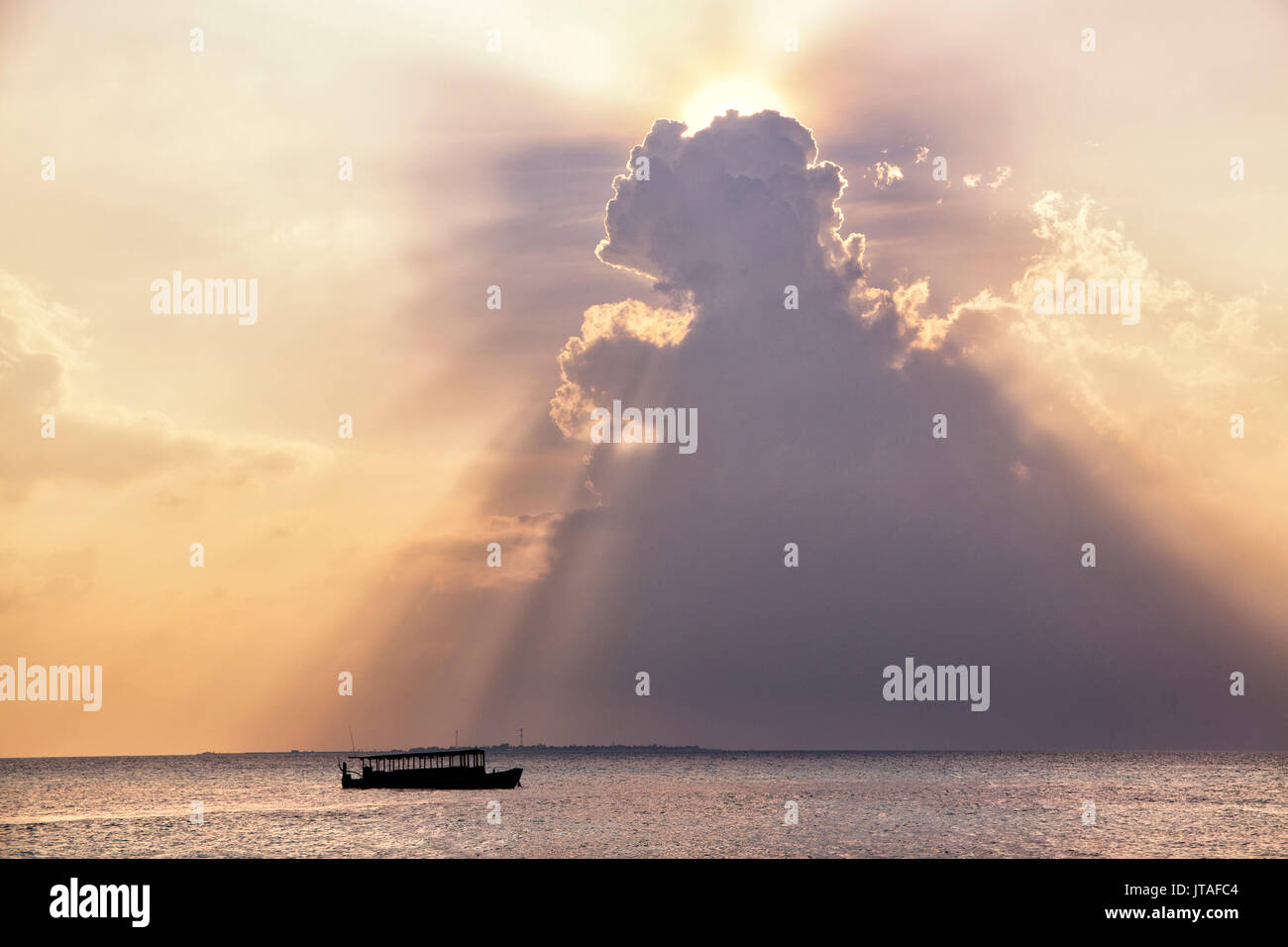 Dramatische Wolkenformationen und Boot in silhoutte bei Sonnenuntergang, Dhuni Kolhu Baa Atoll, Malediven, Indischer Ozean, Asien Stockfoto