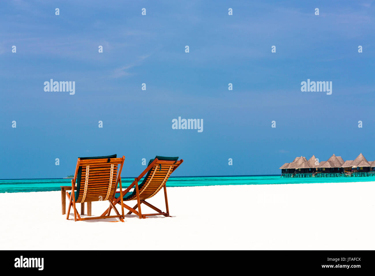 Holz Sonnenliegen am Strand, Coco Palm Dhuni Kolhu, Baa Atoll, Malediven, Indischer Ozean, Asien Stockfoto